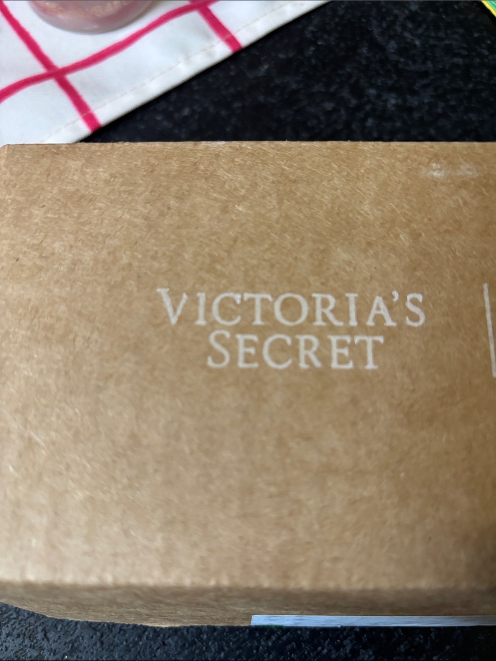Victoria secret bombshell mist 💕 - Picture 2 of 3